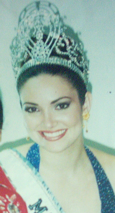 Photo:  Miss Universe 2001 Denise Quiñones, Puerto Rico